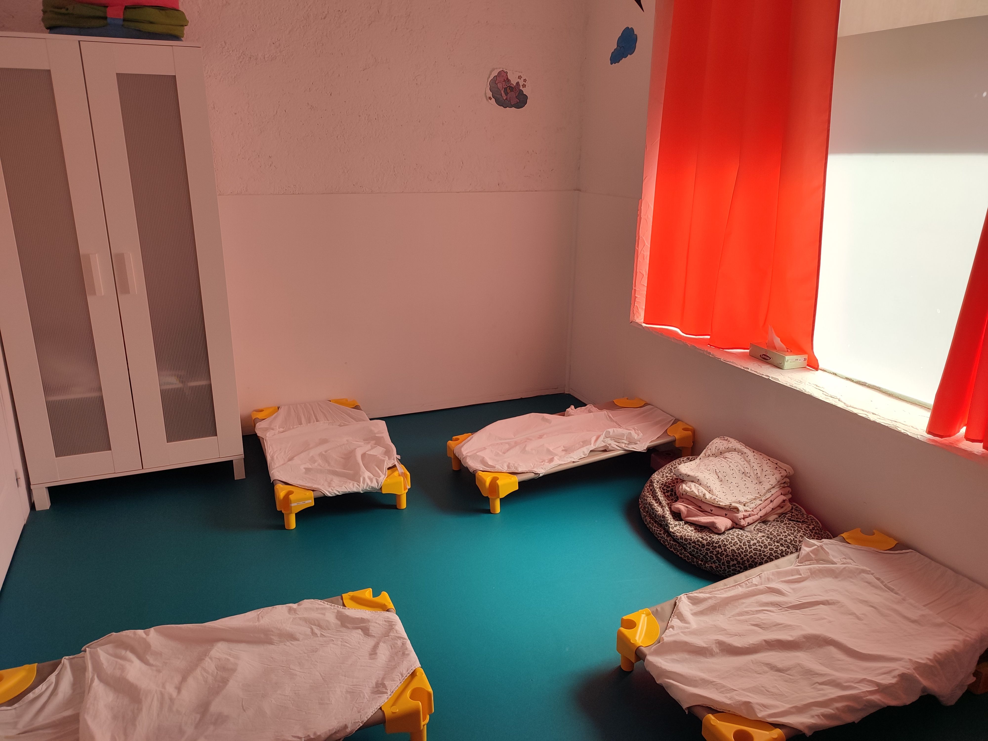 <img src="..." alt="Dortoir 2 de la crèche TiNid Montauroux">