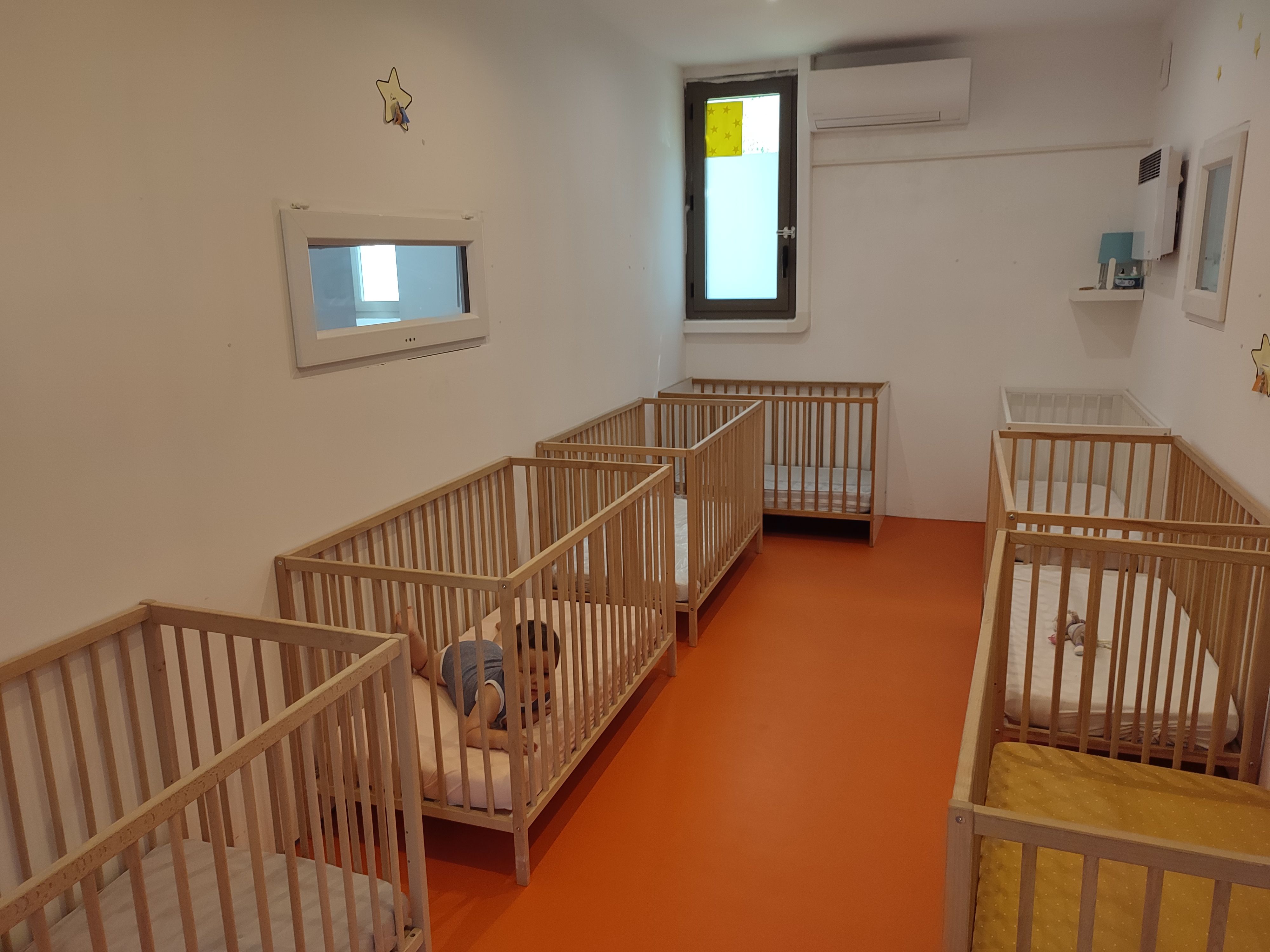 <img src="..." alt="Dortoir de la crèche TiNid Puget Village">
