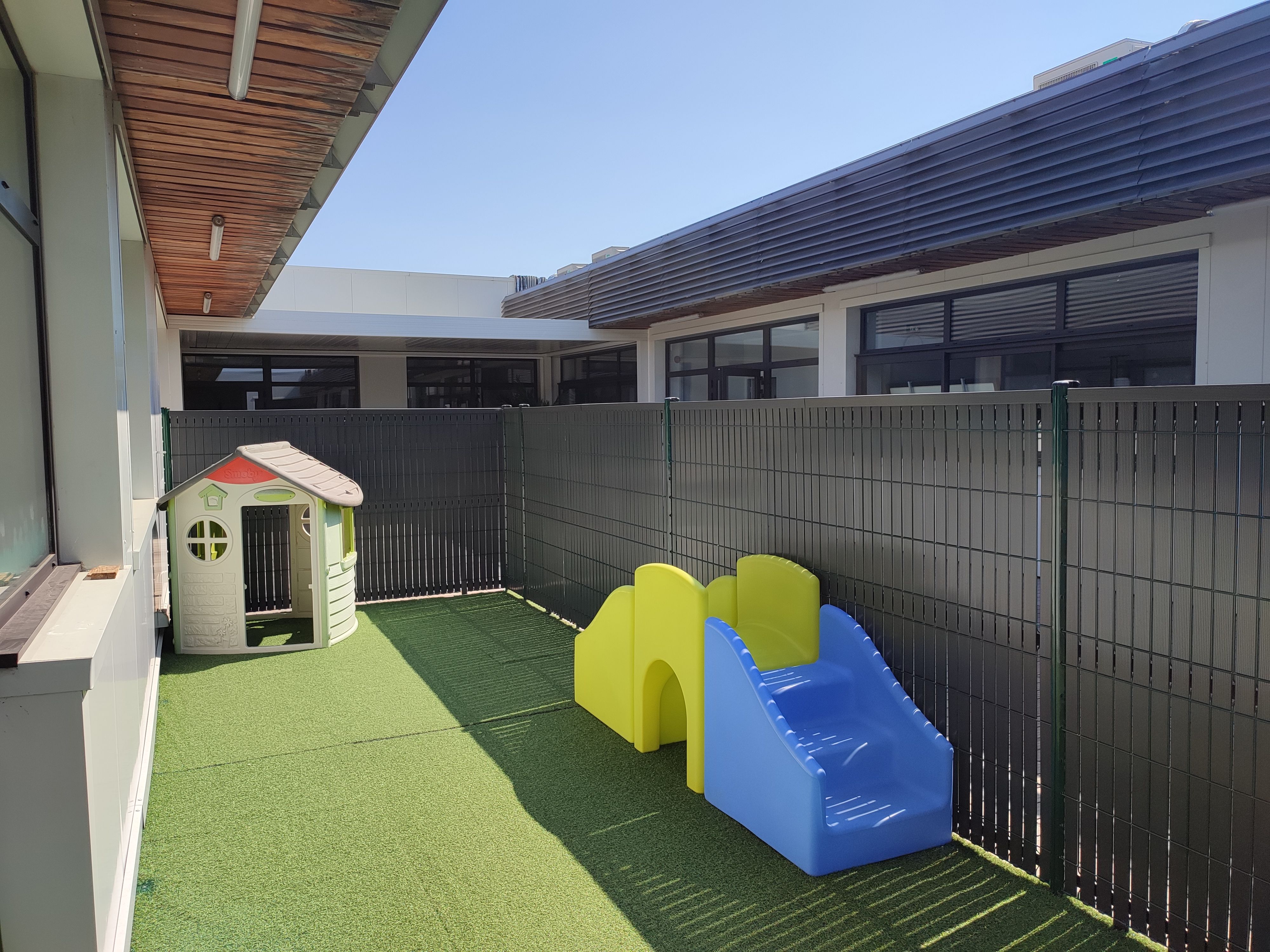 <img src="..." alt="Espace extérieur de la crèche TiNid Puget Barestes">