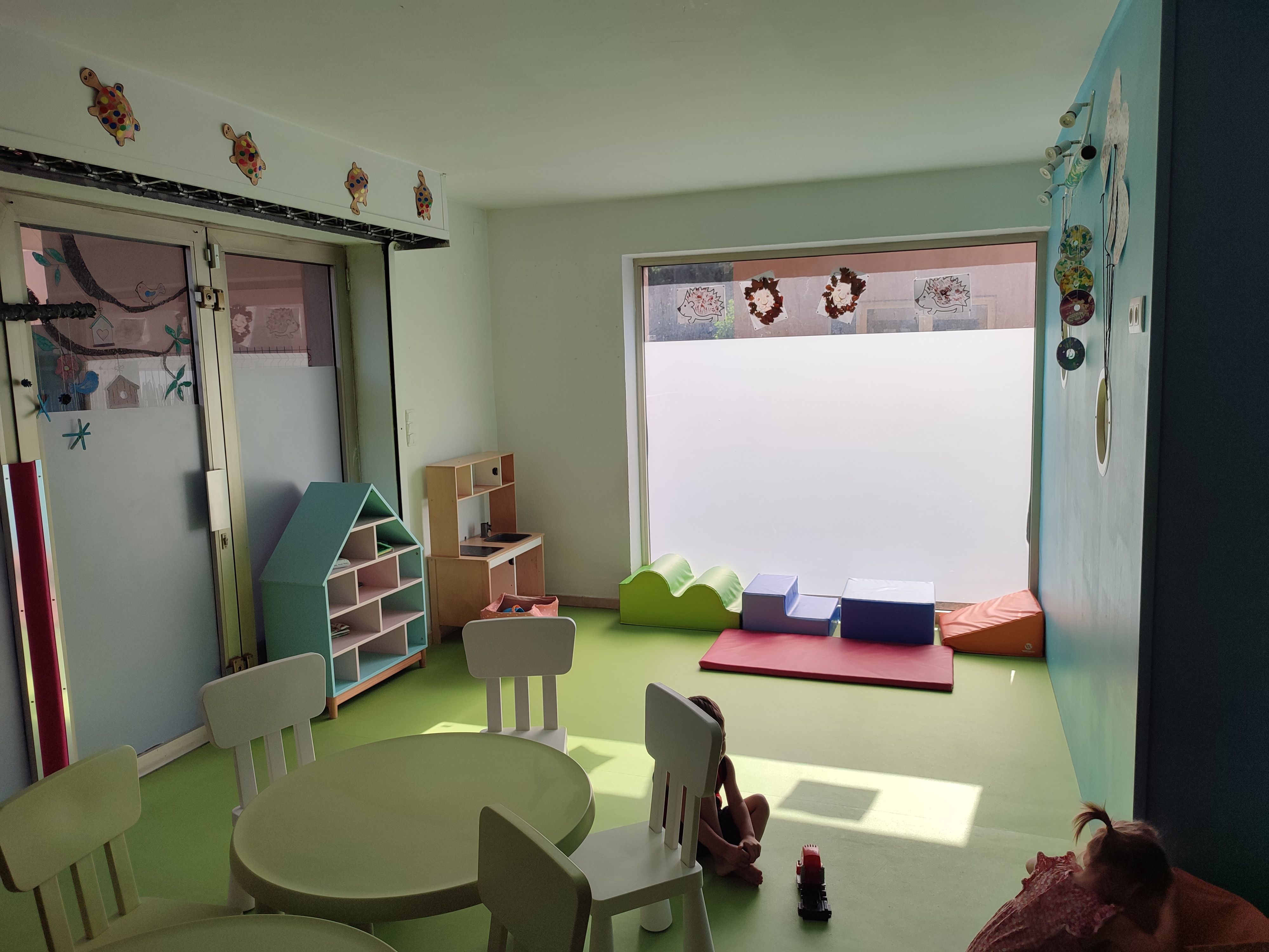 <img src="..." alt="Salle d’éveil crèche TiNid Montauroux">