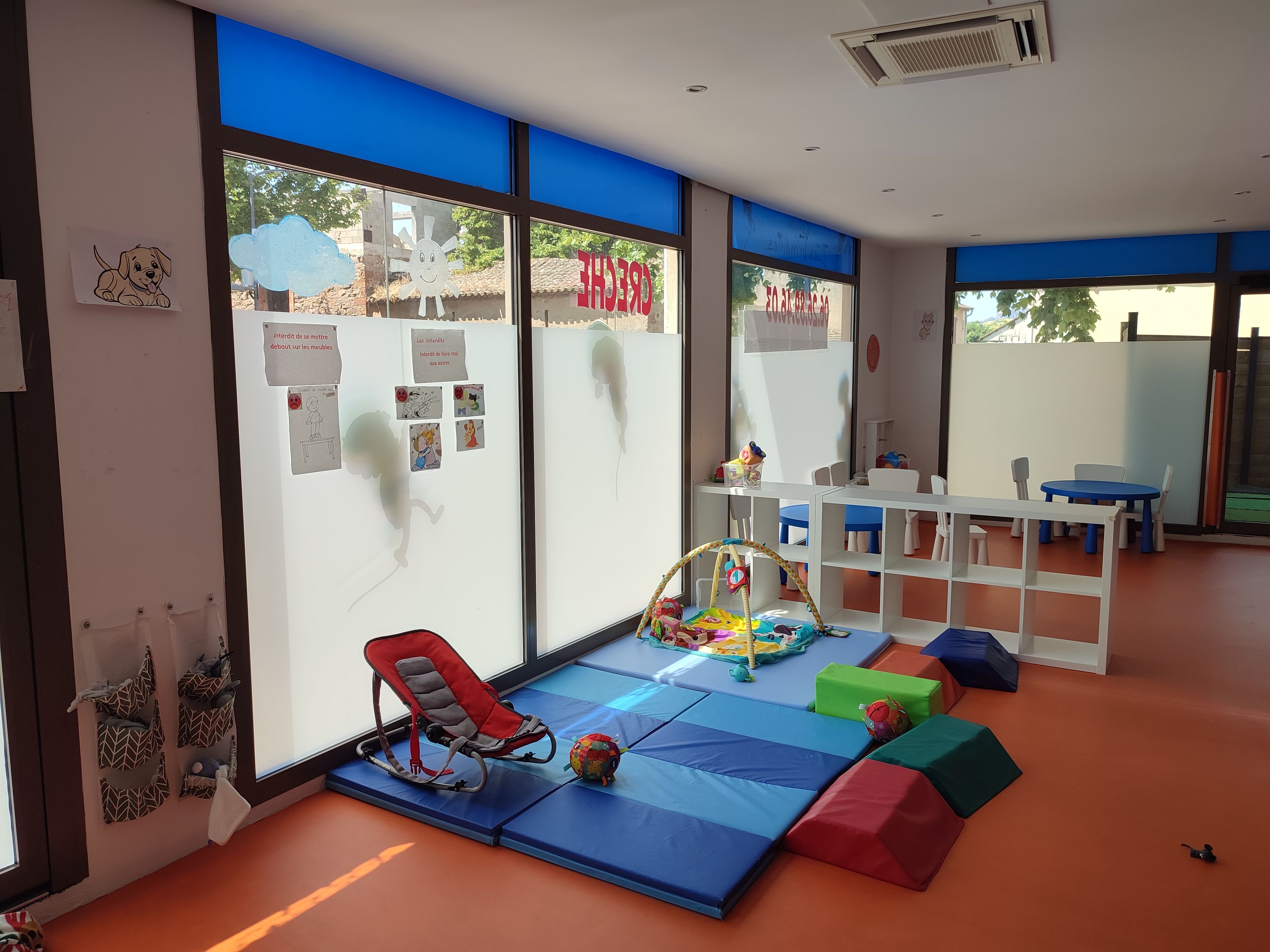 <img src="..." alt="Salle d’éveil de la crèche TiNid Puget Village">