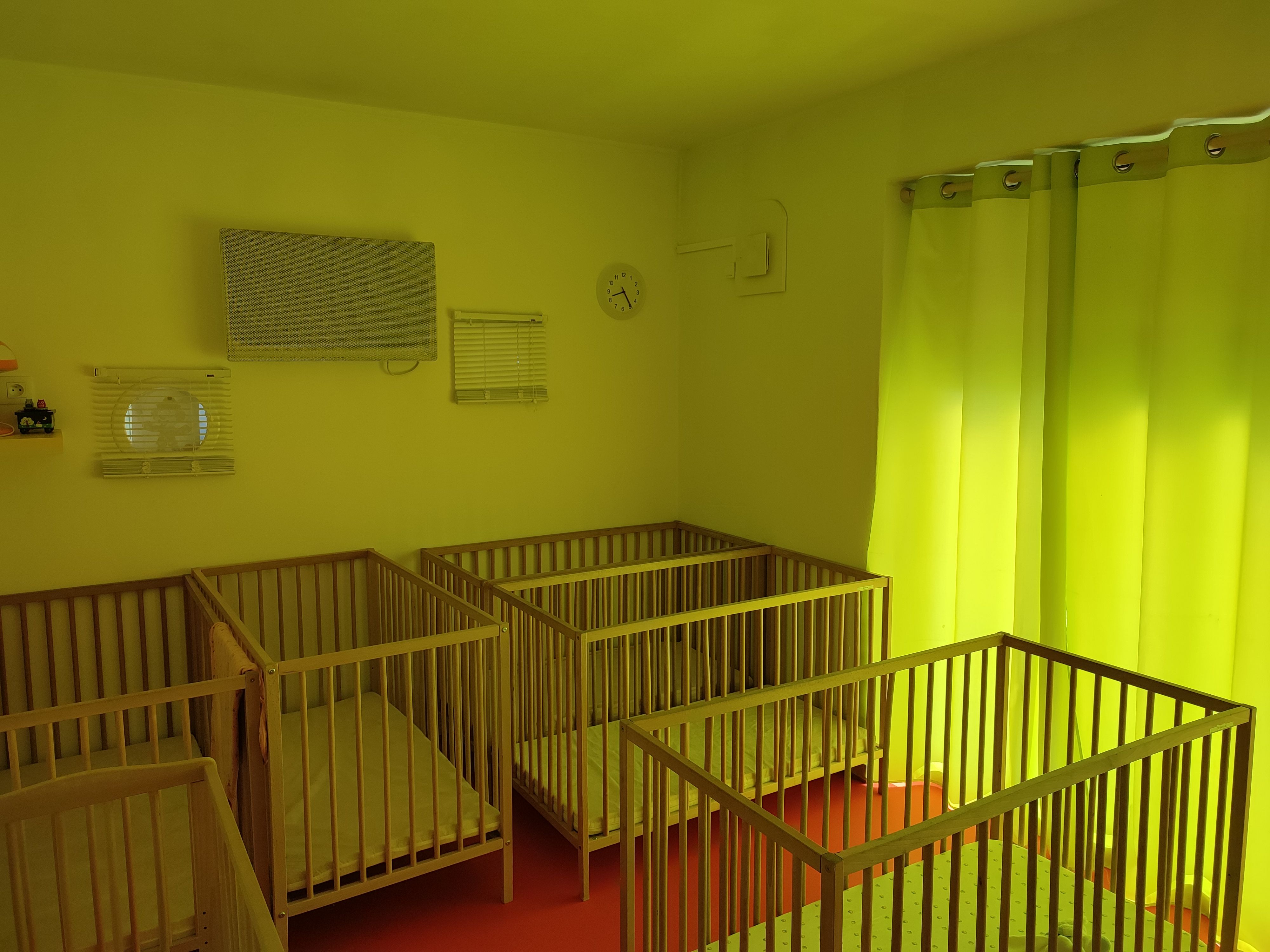<img src="..." alt="Dortoir 1 de la crèche TiNid Montauroux">